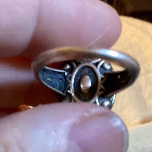 Elegant Gold and Silver Women's Ring - Picture 4 of 4